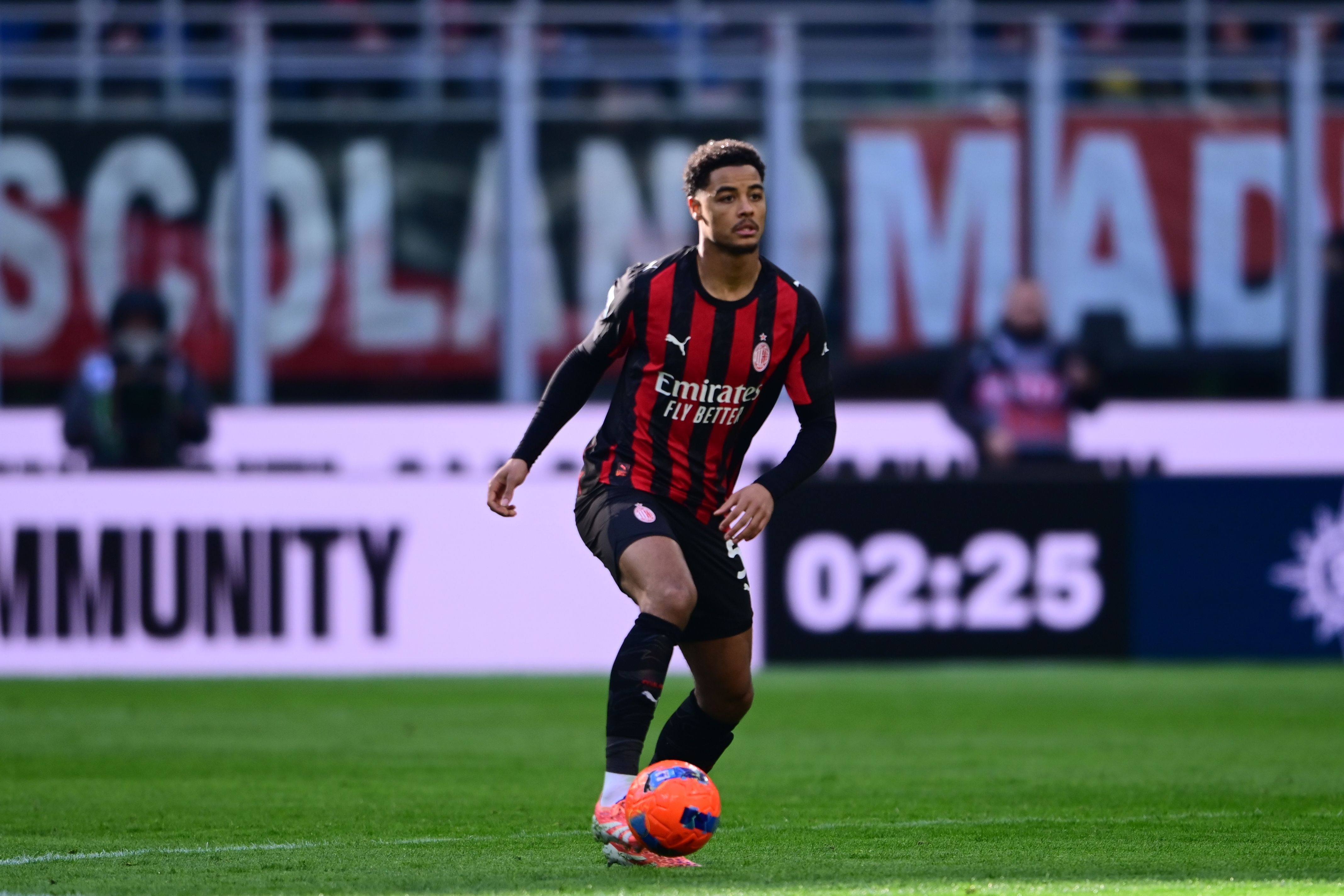 乐鱼官网下载-隆戈：德温特的进步或改变米兰引援策略，球队可能选择保持现状